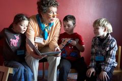 Lese-Oma liest zwei Kindern vor