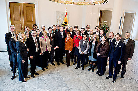 Bundespräsident Christian Wulff und Mitglieder des Ausschusses bei einem Gespräch im Schloss Bellevue (26.01.2011)
