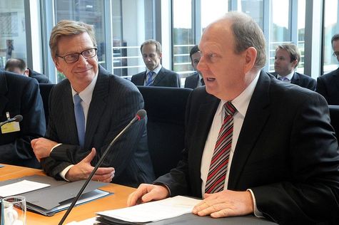 Dr. Guido Westerwelle (links) und Klaus Peter Brähmig im Ausschuss