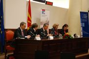 Eröffnung der Konferenz, in der Mitte der Präsident des mazedonischen Parlaments, Trajko Veljanovski