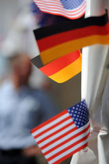 Fahnen der USA und Deutschlands