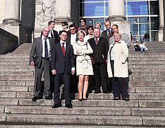 Mitglieder vor dem Reichstagsgebäude