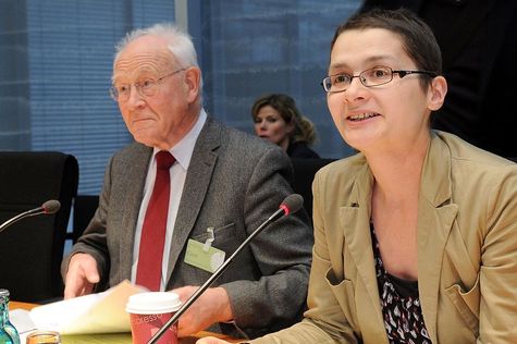 10. Dezember 2012: Vorsitzende Daniela Kolbe (SPD, rechts) mit Prof. em. Friedhelm Hengsbach von der Theologischen Hoschule Sankt Georgen vor der Anhörung 'Nachhaltiger Konsum'