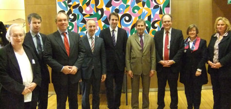 Die Delegation traf sich mit Marlen Thieme (2. v. r.; Vorsitzende des Rates für Nachh. Entw.), Kommissar für Regionalpolitik Johannes Hahn (4. v. r.) und Kabinettsleiter von Präsident Barroso, Johannes Laitenberger (3. v. r.).