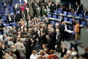 Eine Menschengruppe im Plenarsaal