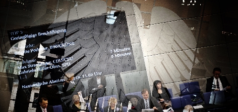 Bundestagsadler spiegelt sich im Glas