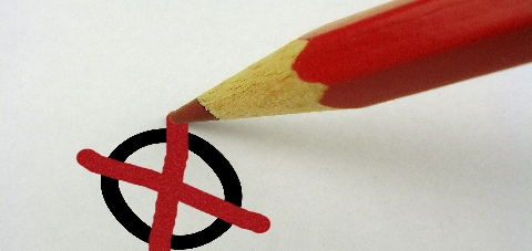 Ein rotes X und ein Stift