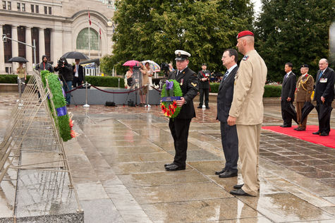 Am National War Memorial legte der Wehrbeauftragte Hellmut Königshaus gemeinsam mit den anderen Teilnehmern der Konferenz  in Gedenken der Toten der Kriegen einen Kranz nieder.