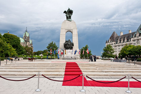 Am National War Memorial legten die Teilnehmer der Konferenz in Gedenken der Toten der Kriegen Kränze nieder.