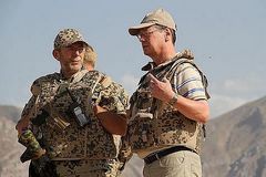 Hellmut Königshaus im Gespräch mit Major Dietmar Geib (links), Kommandeur der Objektschutzgruppe Einsatzgeschwader Mazar-e Sharif