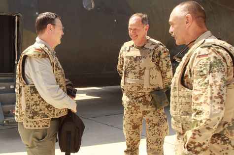 Die beiden Kommandeure begrüßen den Wehrbeauftragten am Flugplatz Kunduz
