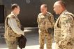 Die beiden Kommandeure begrüßen den Wehrbeauftragten am Flugplatz Kunduz