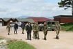 Feldlager Prizren: der Wehrbeauftragte macht einen Rundgang mit dem Feldlagerkommandanten