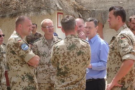 Der Wehrbeauftragte im Gespräch mit Soldaten des Kontingents