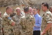 Der Wehrbeauftragte im Gespräch mit Soldaten des Kontingents