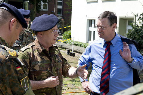 Wehrbeauftragte im Gespräch mit Generalleutnant van Loon