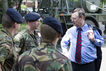 Der Wehrbeauftragte im Gespräch mit niederländischen Soldaten