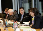 13.01.2011 - Die Bundesministerin für  Ernährung, Landwirtschaft und Verbraucherschutz, Ilse Aigner, CDU/CSU (re), die an der  Sondersitzung des Ausschusses für Ernährung, Landwirtschaft und Verbraucherschutz  zum Thema "Aktuelle Funde von Dioxin in Futter- und Lebensmitteln"  teil.
