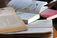 Eine Brille liegt auf Büchern