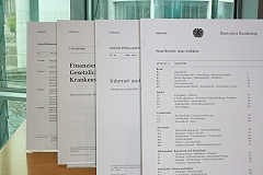 Foto: Aktuelle Ausgaben von Literaturverzeichnissen der Bibliothek beim Deutschen Bundestag - Klick vergrößert Bild