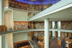 Foto: Blick in die Räumlichkeiten der Bibliothek