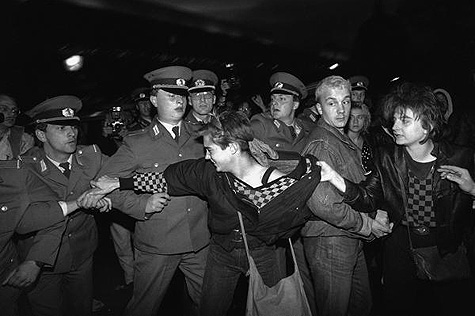 Während im Palast der Republik gefeiert wird, werden auf den Straßen Demonstranten geschlagen und festgenommen.