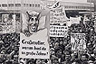 Eine Million Bürger der DDR protestieren am 4. November 1989 auf dem Alexanderplatz in Ost-Berlin gegen die SED-Regierung, die zum Rücktritt aufgefordert wird. Sie fordern freie Wahlen, Presse-, Meinungs- und Reisefreiheit.
