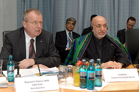 Hamid Karzai und Ruprecht Polenz am 27.01.2010 im Auswärtigen Ausschuss