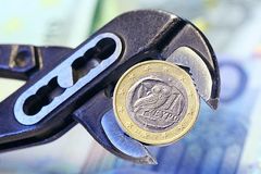 Euromünze in Rohrzange eingeklemmt