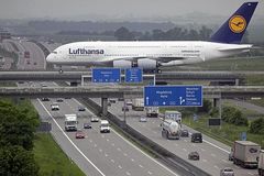 Flughafen und Autobahn