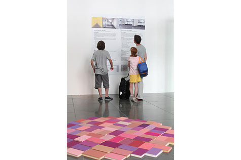 Besucher der Ausstellung