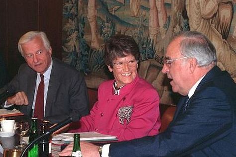Die Bundestagspräsidentin Rita Süssmuth berät am 23. April 1991 mit Bundespräsident Richard von Weizsäcker (2.v.l.) und Bundeskanzler Helmut Kohl (r) über das Verfahren zur Entscheidung über den künftigen Parlaments- und Regierungssitz. 