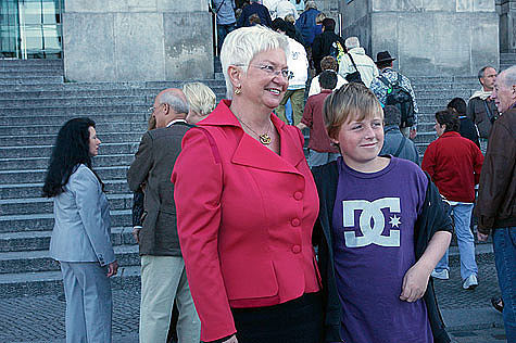 Bundestagsvizepräsidentin Gerda Hasselfeldt mit jungem Besucher