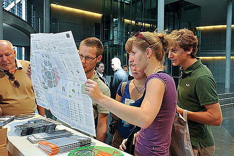 Besucher machen sich ein Bild vom Bundestag