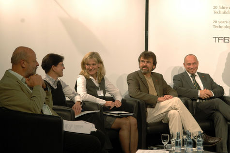 In der Podiumsrunde von li nach re: Hans-Josef Fell (Bündnis 90/Die Grünen), Dr. Petra Sitte (Die Linke), Sylvia Canel (FDP), René Röspel (SPD), Dr. Thomas Feist (CDU/CSU) 