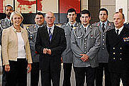 Bundestagspräsident Lammert, Vorsitzende des Verteidigungsausschusses Susanne Kastner mit Soldaten - Video ansehen... - Öffnet neues Fenster