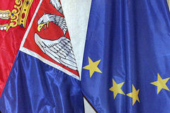 Flaggen Serbiens und der EU