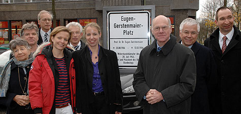 Lammert benennt den Eugen-Gerstenmaier-Platz in Lichterfelde, hier mit Familienmitglieder der Familie Gerstenmaier