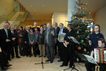  	Bundestagsvizepräsident Wolfgang Thierse (SPD) wurde ein Weihnachtsbaum von der Lebenshilfe überreicht