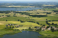 Luftbild von Feldern und Seen