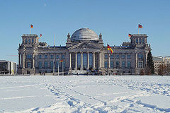 Westportal des Reichstagsgebäudes im Schnee