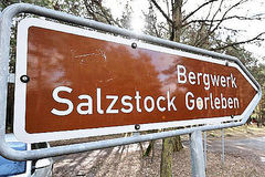 Straßenschild zu Bergwerk Salzstock Gorleben
