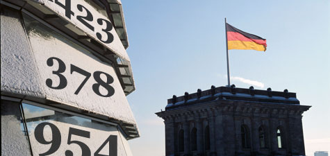Zahlen an der verschneiten Reichstagskuppel
