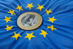 Euromünze auf EU-Fahne