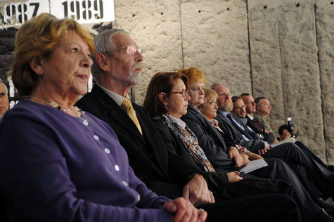 Übergabe des Gedenkbuchs für die Opfer der Berliner Mauer im Mauer-Mahnmal des Bundestages