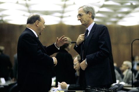 26.11.1992: Der ehemalige Bundesjustizminister Jürgen Schmude, SPD, MdB (rechts) im Gespräch mit dem Bundestagsabgeordneten Dr. Friedrich-Adolf Jahn, CDU/CSU.