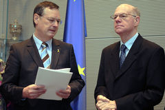 Hellmut Königshaus,  Wehrbeauftragter des Deutschen Bundestages übergibt den Jahresbericht  2011 an Bundestagspräsident Prof. Dr. Norbert Lammert