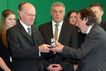 Bundestagspräsident Lammert, (links) erhält von Christoph Heubner, dem Vizepräsidenten des Internationalen Auschwitz-Komitees die Skulptur