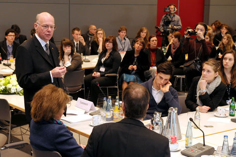 Bundestagspräsident Lammert trifft Jugendliche im Rahmen der Gedenkstunde.