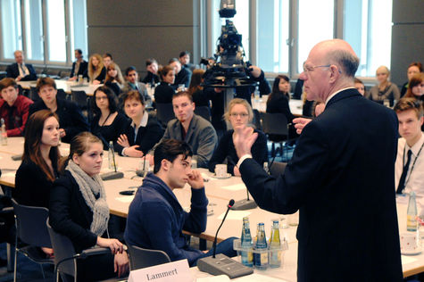 Bundestagspräsident Lammert trifft Jugendliche im Rahmen der Gedenkstunde.